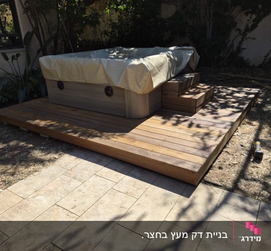 דק עץ עם ג